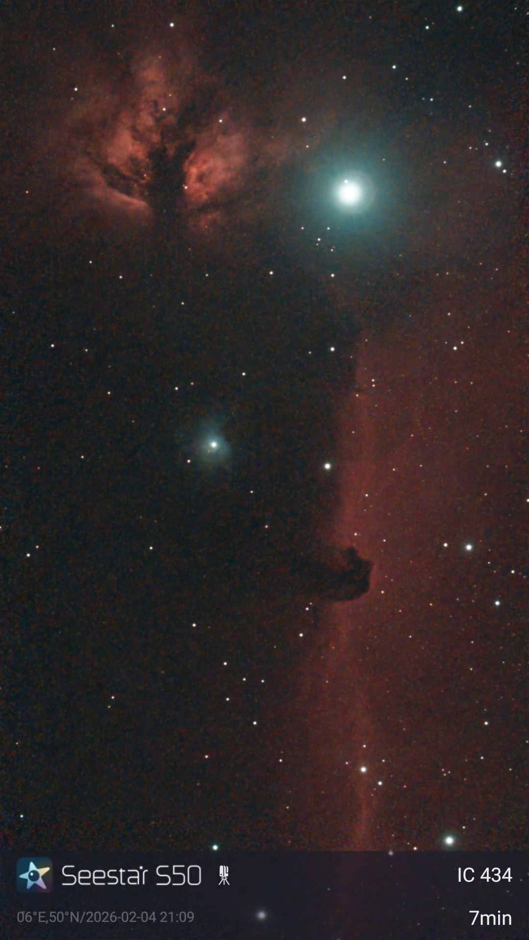 IC 434 ist ein Emissionsnebel im Sternbild Orion, durch den der Pferdekopfnebel, eine Dunkelwolke auf gleicher Sichtlinie, hinterleuchtet und so sichtbar wird. 